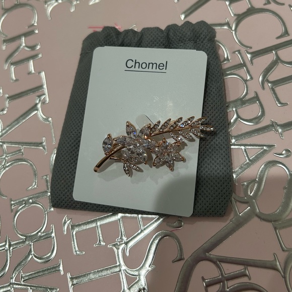 Beautiful Brooch, gold color, NEW - Picture 2 of 3